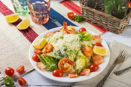 Салат Цезарь с креветками