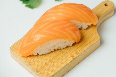 Суши с лососем