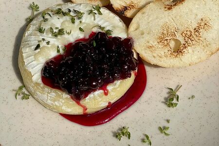 Запечённый камамбер с брусничным соусом