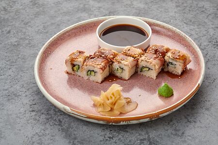 Ролл с угрем, огурцом и сливочным сыром