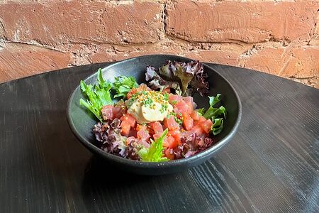 Севиче из тунца с арбузом, томатами и хлебным муссом