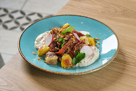 Салат c ростбифом и копченым сулугуни