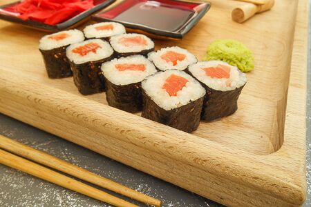 Ролл с форелью