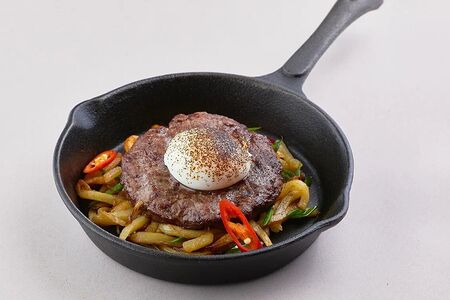 Бифштекс из рубленой мраморной говядины с яйцом пашот и жареным картофелем по-домашнему