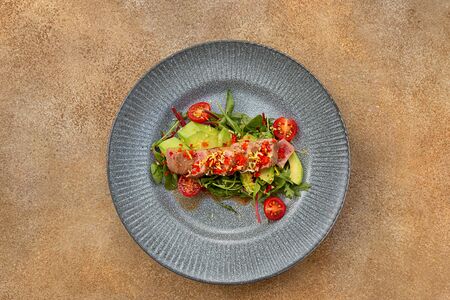 Тунец Татаки с авокадо под цитрусовым соусом