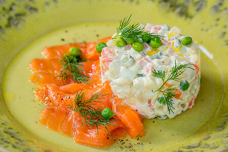 Оливье со слабосолёным лососем