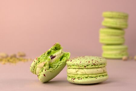Макарон Фисташка и малина
