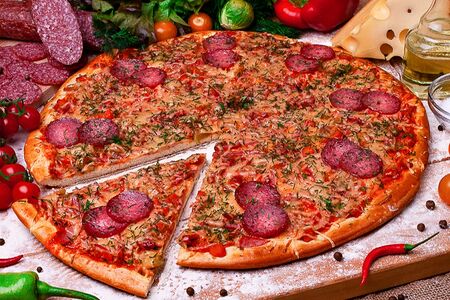 Пицца Астраханская колбаса докторская, салями