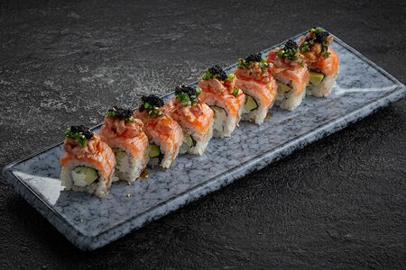 Опаленный ролл с лососем, гребешком и чили
