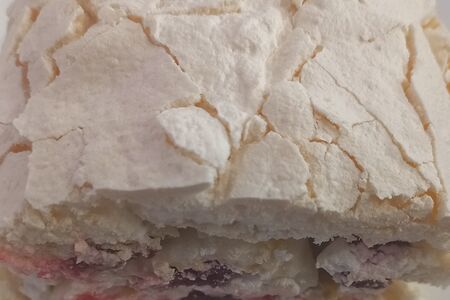 Рулет меренговый с малиной