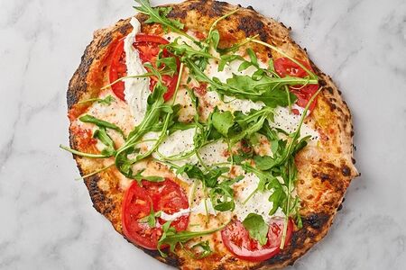 Пицца с рукколой и страчателлой