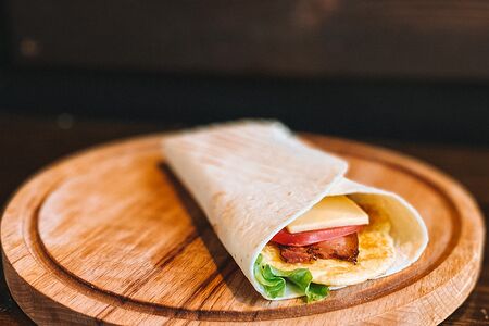 Ролл с беконом и яйцом