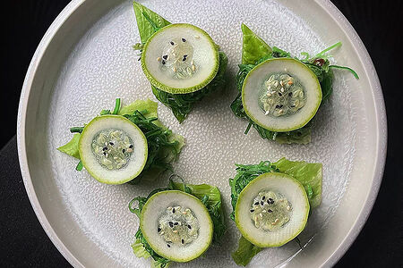 Кабачки, яблоко, водоросли чука и ореховый соус