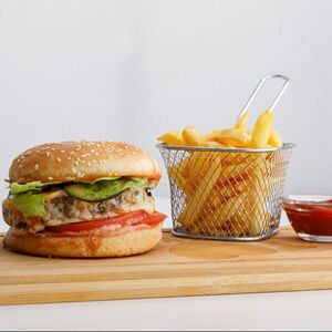 Бургер с куриной котлетой и картофелем фри