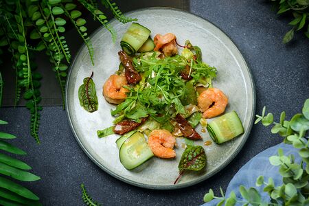 Салат с вялеными томатами, креветкой и молодым сыром