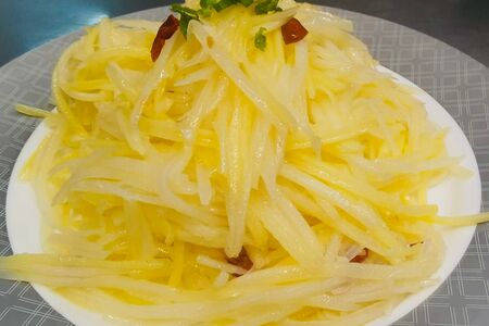 Жареная картофельная соломка в кисло-остром соусе