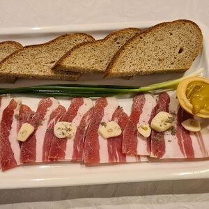 Сало с чесноком и перцем