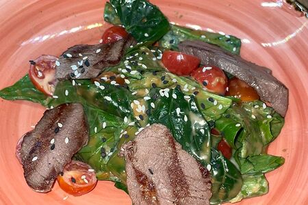 Салат с теплой говядиной