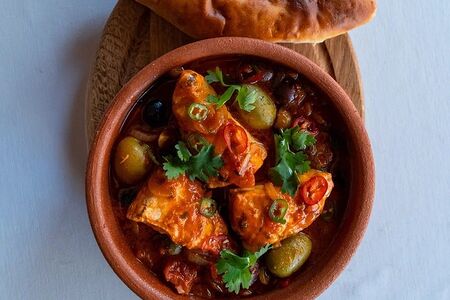 Осетрина в томатном соусе со жгучими перцами