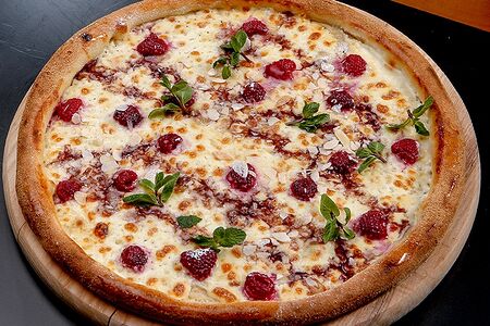 Десертная пицца Portu souse с малиной и миндалём