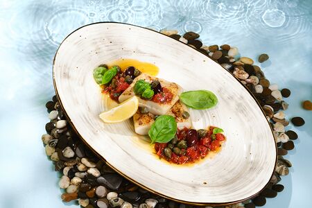 Кальмар гриль с томатами и каперсами