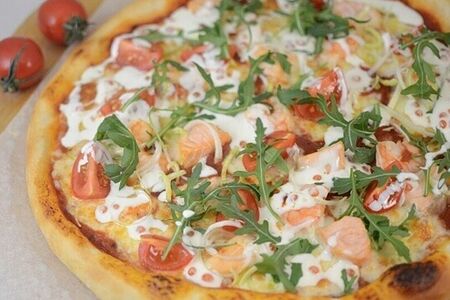 Пицца с тигровыми креветками и семгой под сливочно-икорным соусом