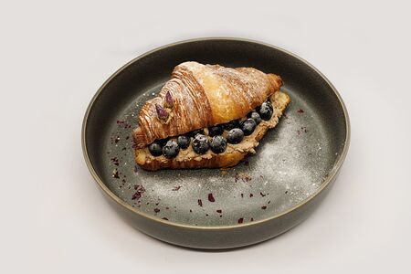 Круассан с маскарпоне нутеллой и голубикой