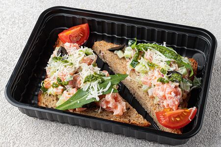 Брускетты с тартаром из лосося