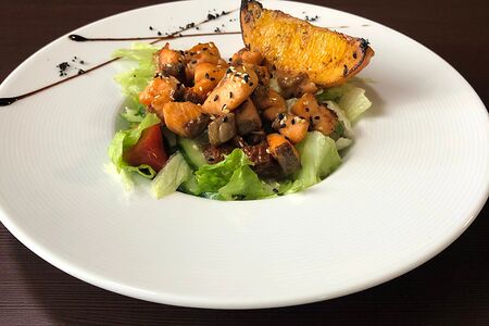 Салат теплый с медовой сёмгой