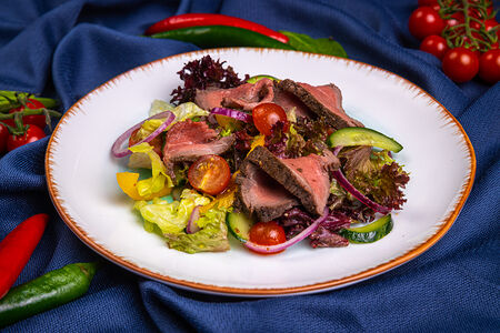 Азиатский салат с ростбифом