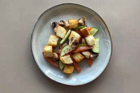 Итальянский салат с гренками