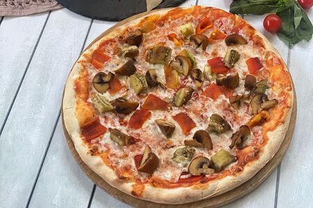 Пицца с перцем и баклажаном на углях