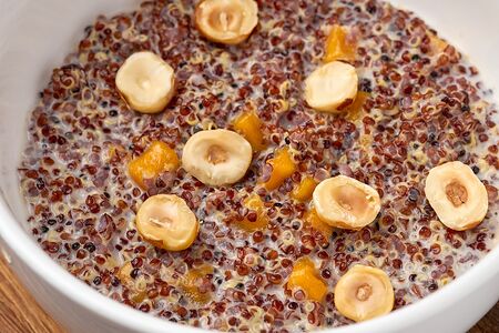 Киноа с цукатами из манго