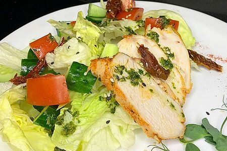 Салат с филе индейки, вялеными томатами