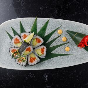 Норимак с лососем и авокадо