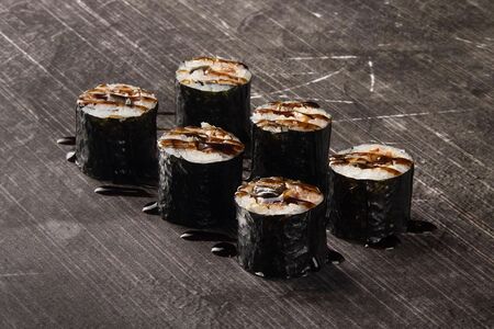 Ролл с угрем