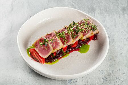 Тунец Блю Фин с луком и помидорами