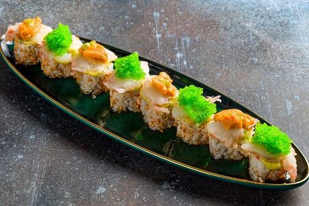 Ролл с тунцом и икрой морского ежа