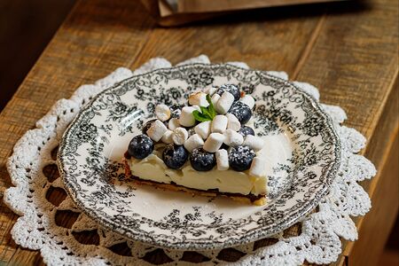 Тарт с голубикой и маршмеллоу