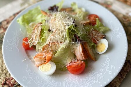 Салат Цезарь с креветками