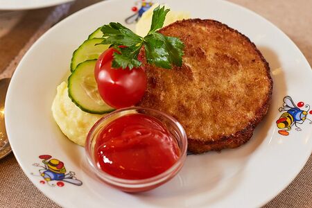 Котлетка куриная с гарниром на выбор