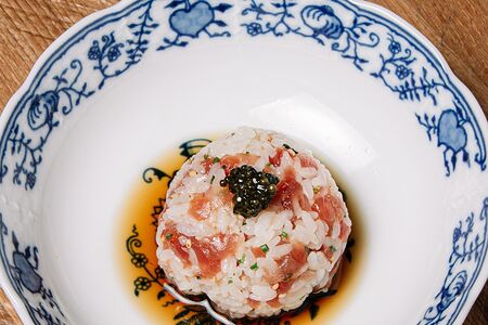 Тунец, рис, чёрная икра