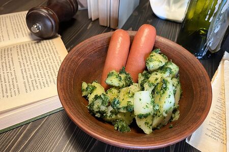 Картофель отварной с сосисками