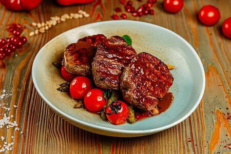 Стейк из говядины с овощами