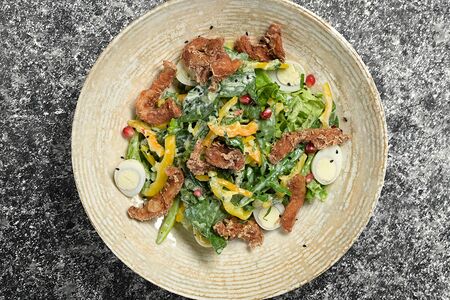 Салат с курицей и перепелиным яйцом