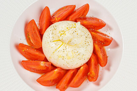 Буррата с томатами и клубникой