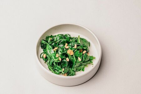 Шпинат с кедровыми орехами
