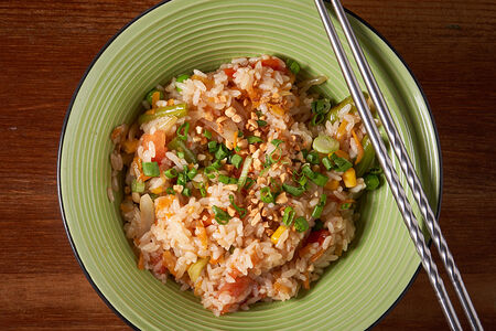 Рис с овощами и орешками