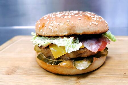 Бургер с говядиной и беконом на углях