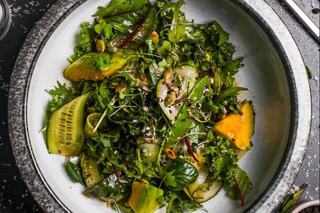 Зеленый салат с кальмаром, брокколи и соусом Маурети